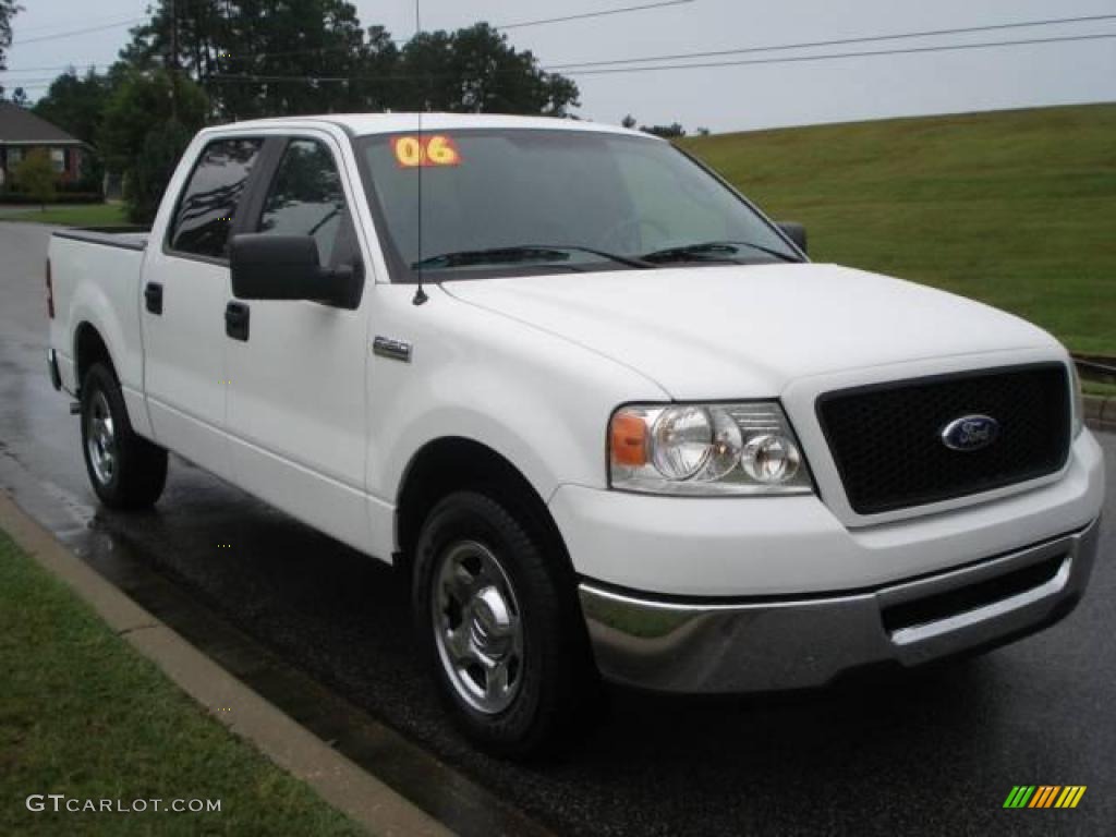 2006 F150 XLT SuperCrew - Oxford White / Medium/Dark Flint photo #4