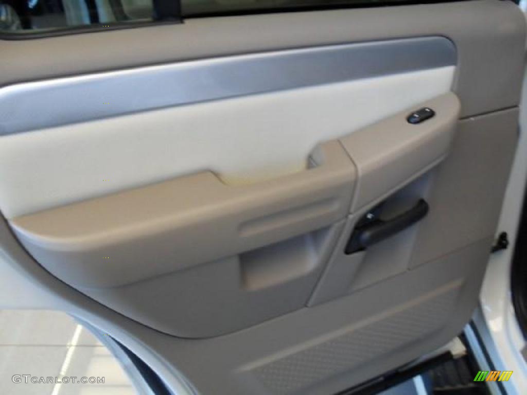 2005 Mountaineer V8 Premier AWD - Ivory Parchment Tri-Coat / Medium Dark Parchment photo #22