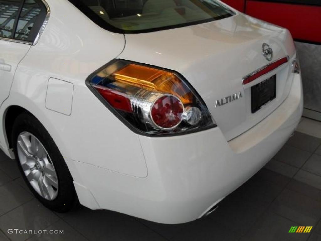 2009 Altima 2.5 S - Winter Frost Pearl / Blond photo #9
