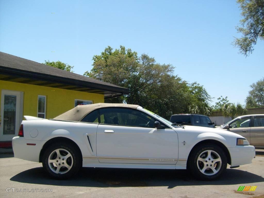 2000 Mustang V6 Convertible - Crystal White / Medium Parchment photo #2