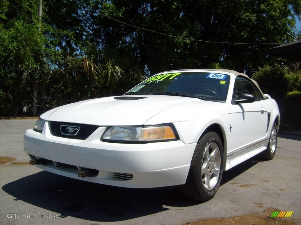 2000 Mustang V6 Convertible - Crystal White / Medium Parchment photo #7