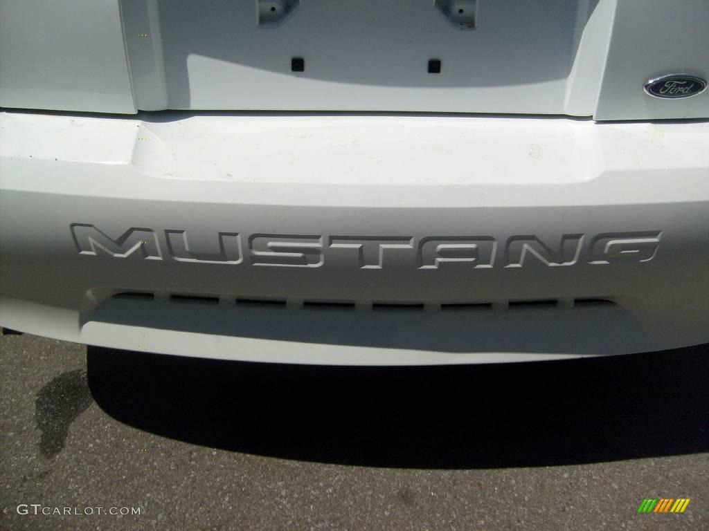 2000 Mustang V6 Convertible - Crystal White / Medium Parchment photo #11