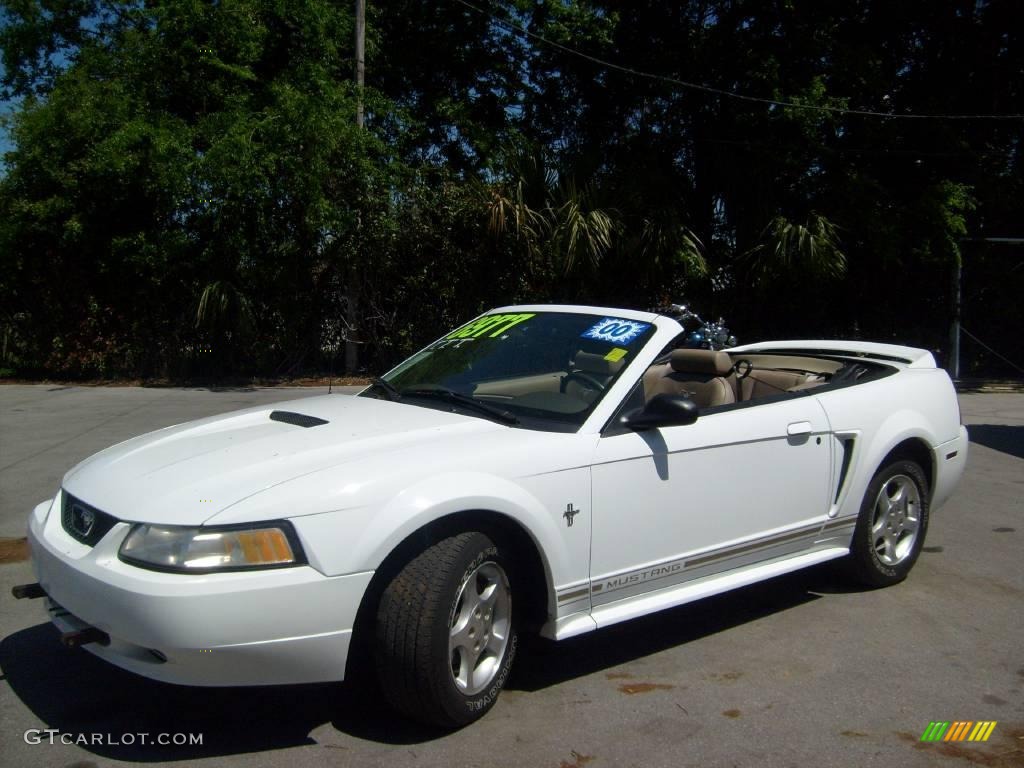 2000 Mustang V6 Convertible - Crystal White / Medium Parchment photo #16