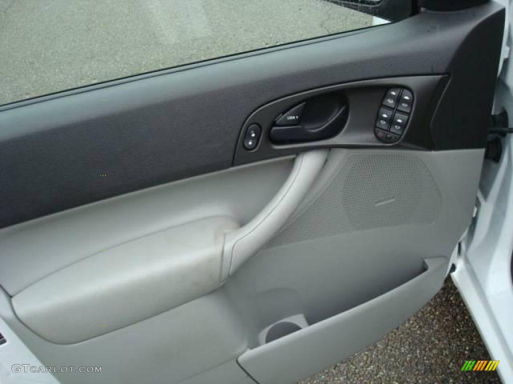 2007 Focus ZX5 SES Hatchback - Cloud 9 White / Charcoal/Light Flint photo #14