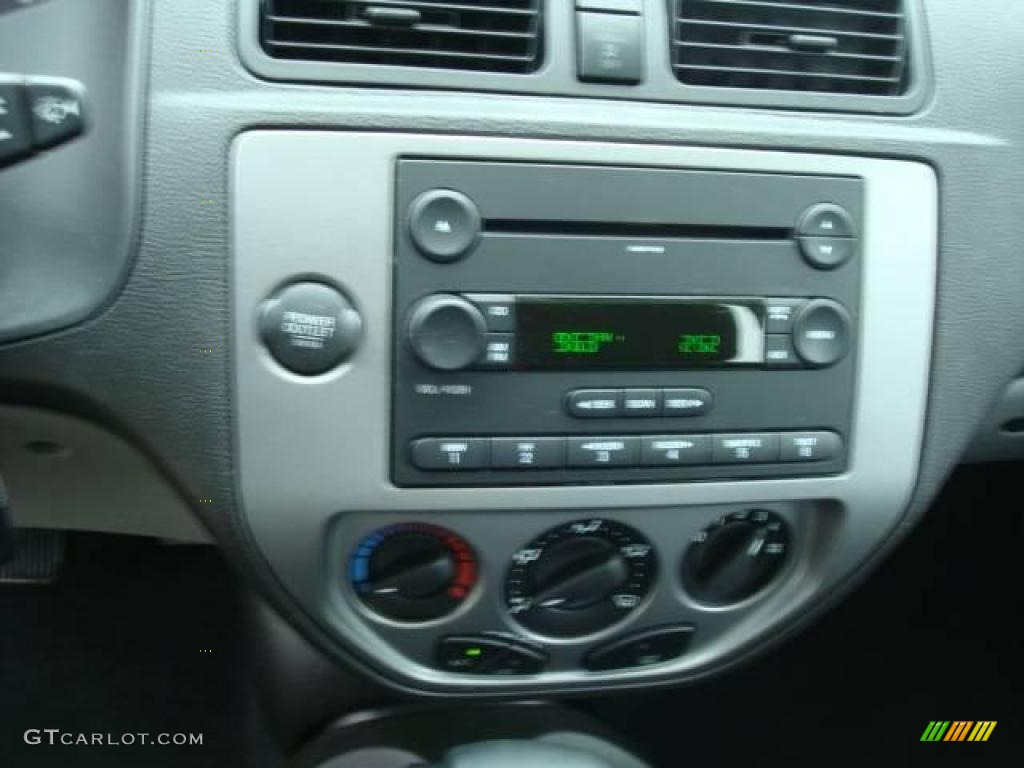 2007 Focus ZX5 SES Hatchback - Cloud 9 White / Charcoal/Light Flint photo #18