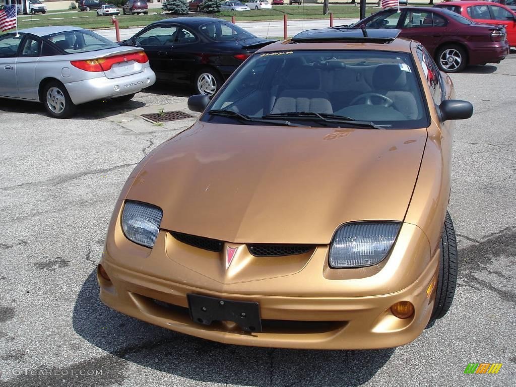 2002 Sunfire SE Coupe - Mayan Gold / Graphite photo #2