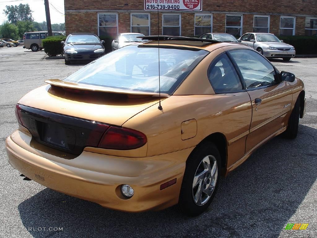 2002 Sunfire SE Coupe - Mayan Gold / Graphite photo #5