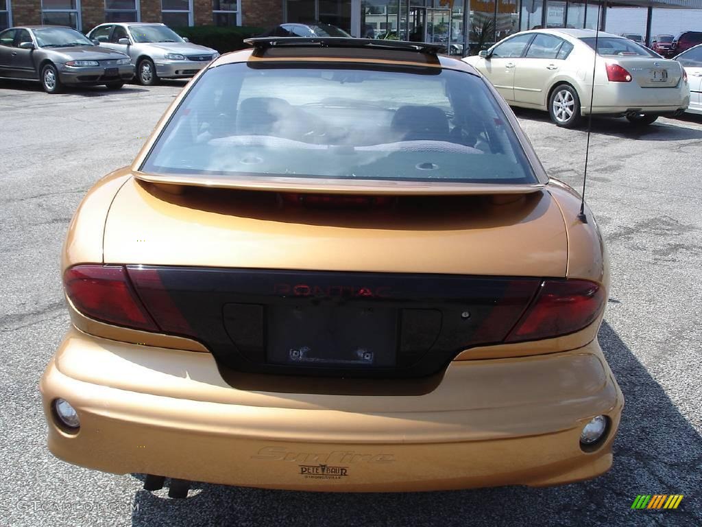2002 Sunfire SE Coupe - Mayan Gold / Graphite photo #6