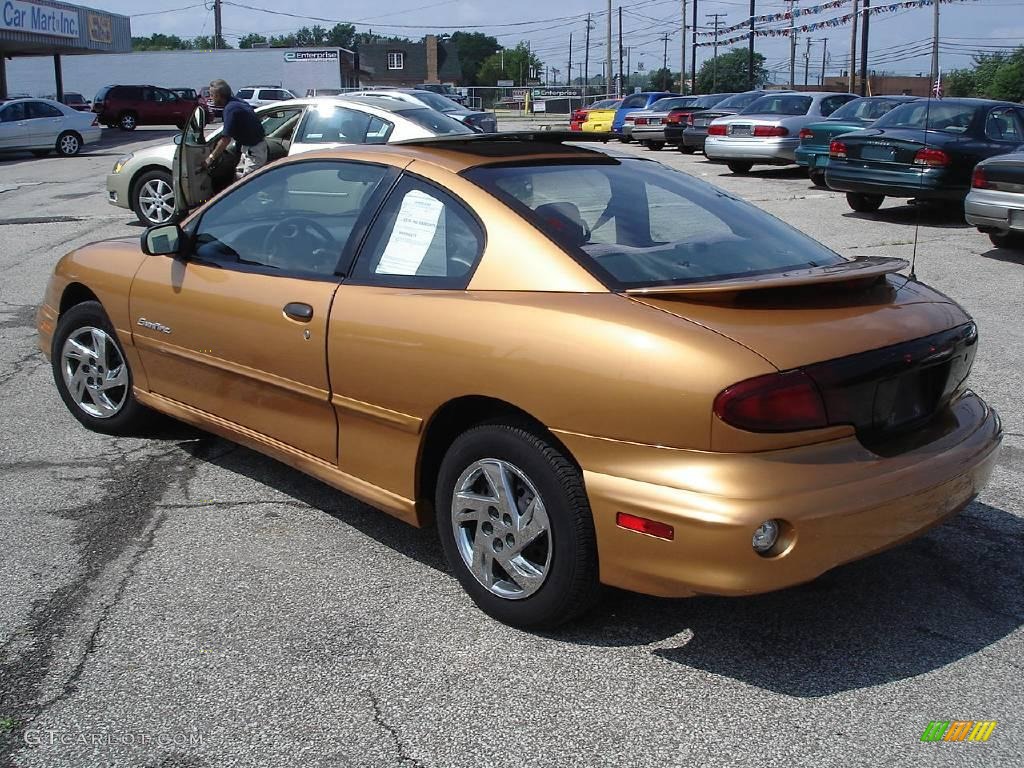 2002 Sunfire SE Coupe - Mayan Gold / Graphite photo #7