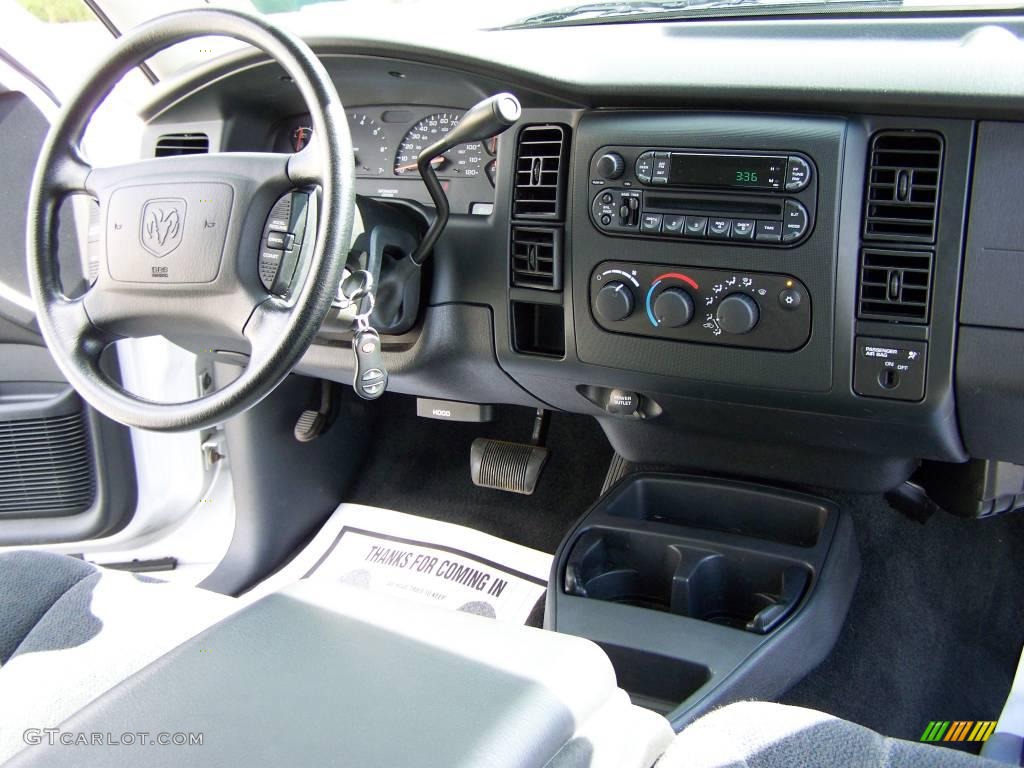 2004 Dakota SLT Club Cab - Bright Silver Metallic / Dark Slate Gray photo #12