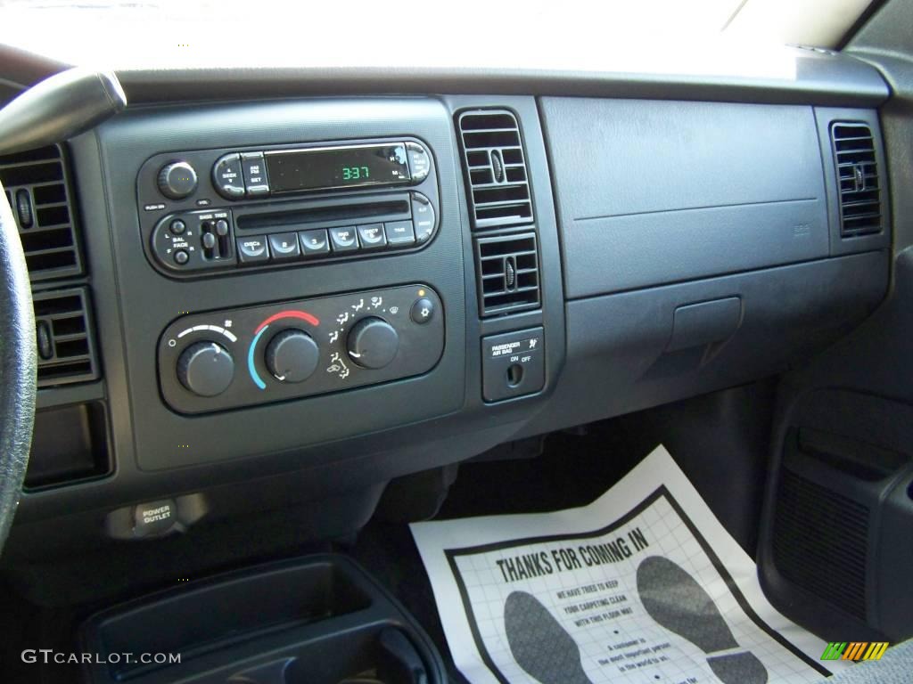 2004 Dakota SLT Club Cab - Bright Silver Metallic / Dark Slate Gray photo #16