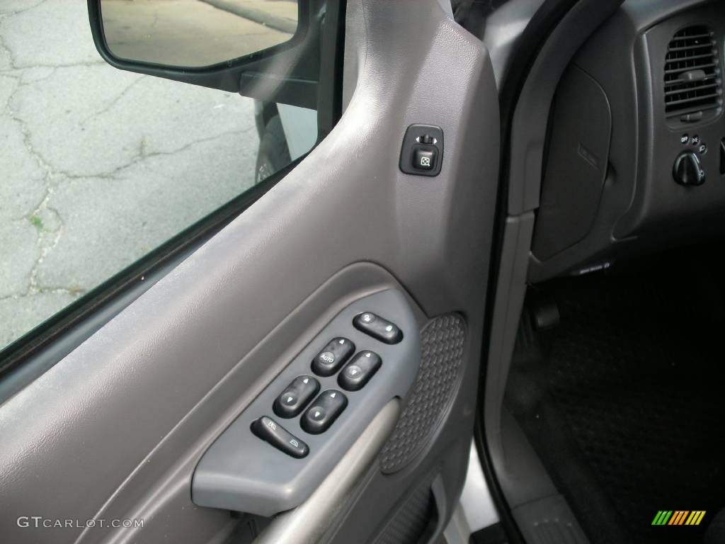 2001 Explorer Sport Trac 4x4 - Silver Frost Metallic / Dark Graphite photo #21