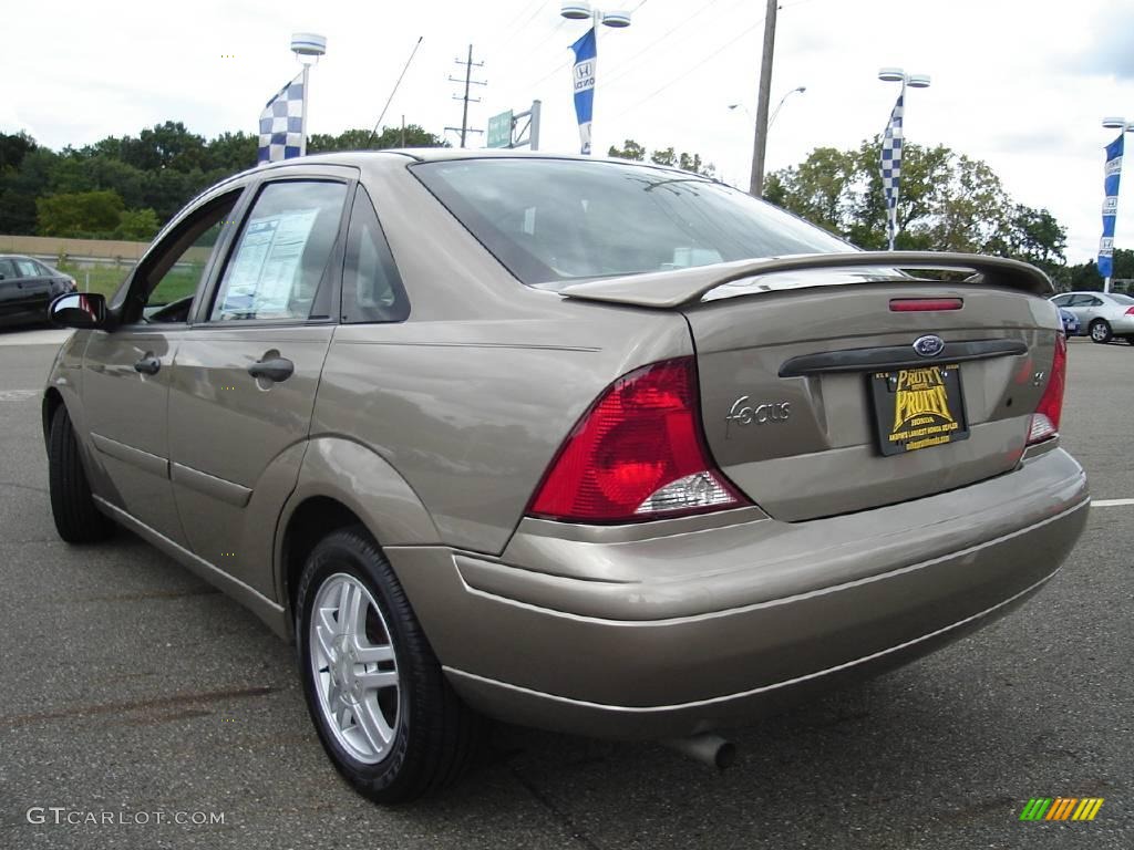 2004 Focus SE Sedan - Arizona Beige Metallic / Medium Parchment photo #3