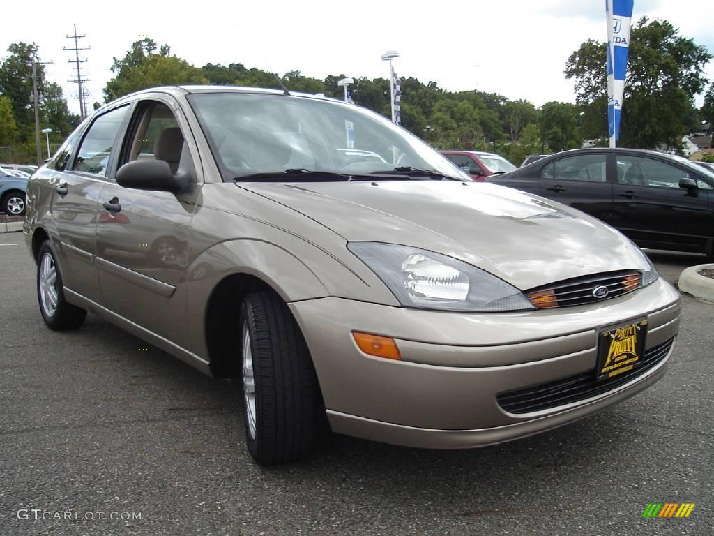 2004 Focus SE Sedan - Arizona Beige Metallic / Medium Parchment photo #7