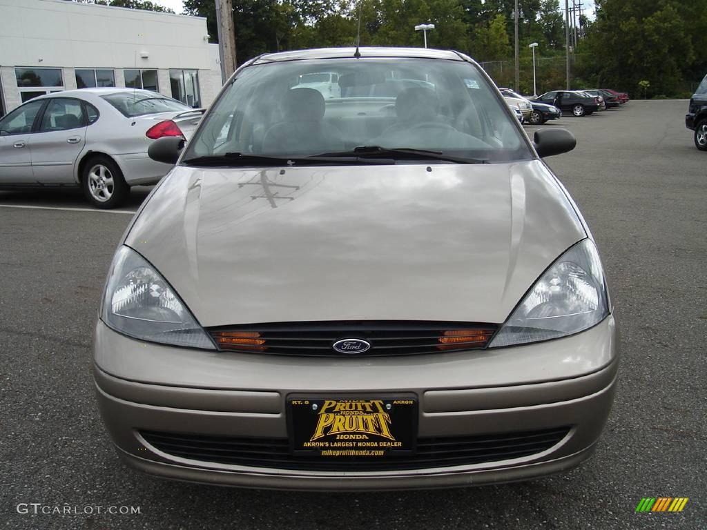 2004 Focus SE Sedan - Arizona Beige Metallic / Medium Parchment photo #8