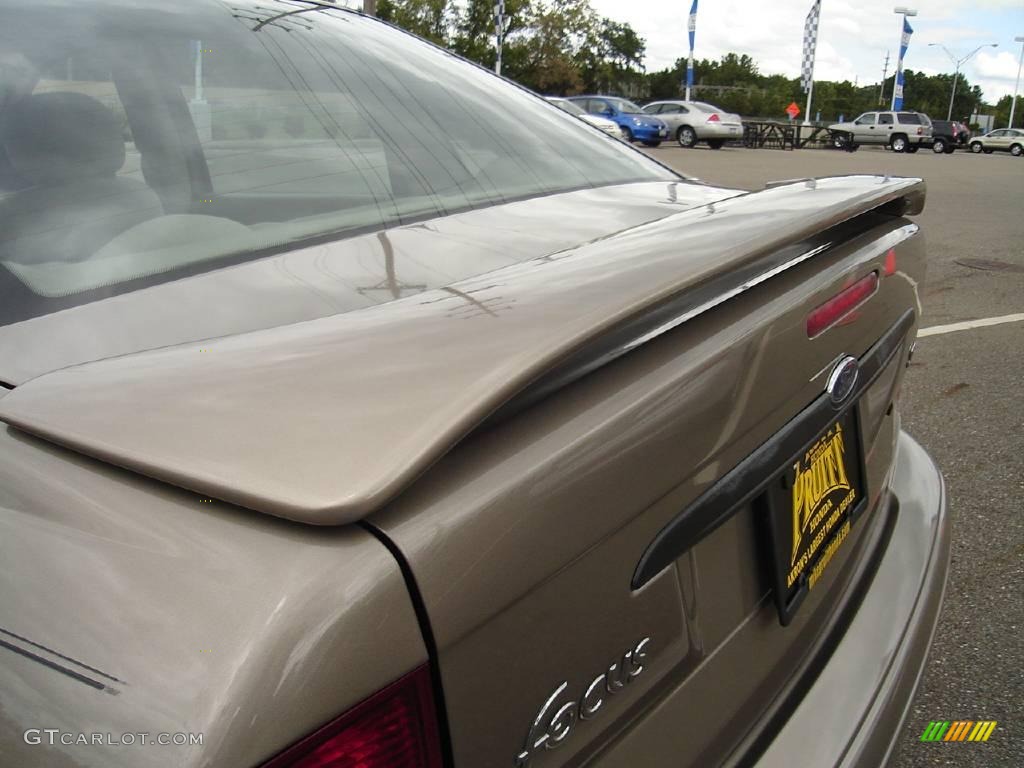 2004 Focus SE Sedan - Arizona Beige Metallic / Medium Parchment photo #12