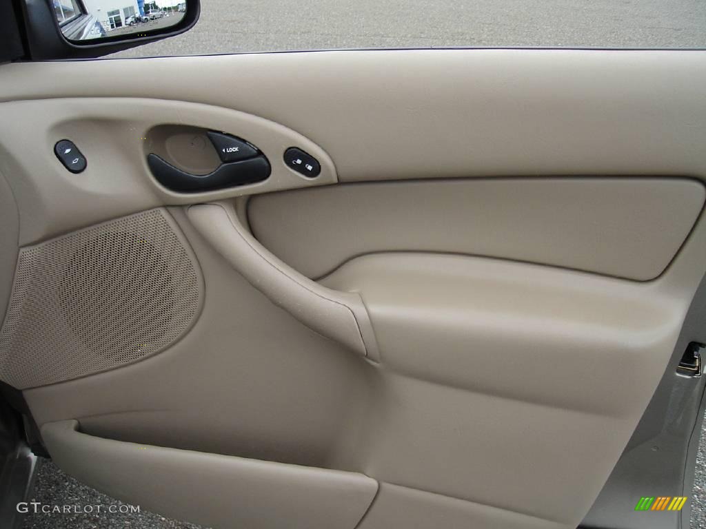 2004 Focus SE Sedan - Arizona Beige Metallic / Medium Parchment photo #18