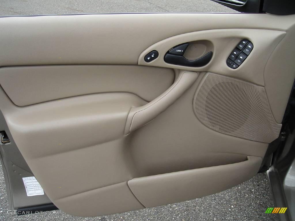 2004 Focus SE Sedan - Arizona Beige Metallic / Medium Parchment photo #20