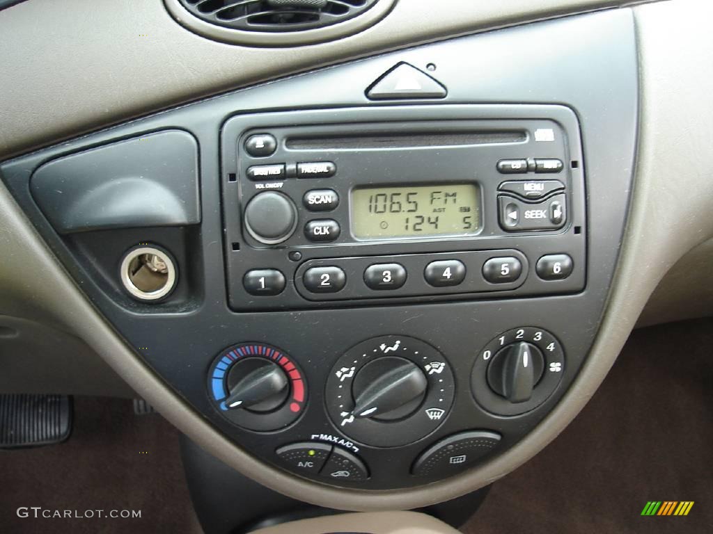 2004 Focus SE Sedan - Arizona Beige Metallic / Medium Parchment photo #26