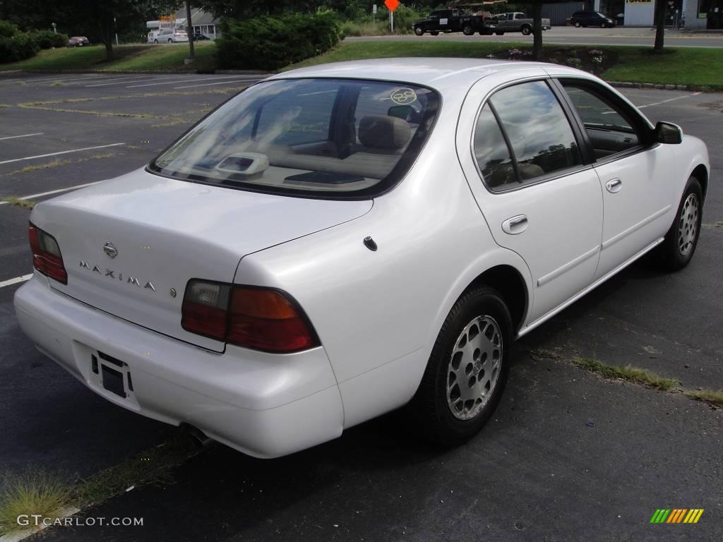 1995 Maxima SE - Arctic White Pearl / Beige photo #6