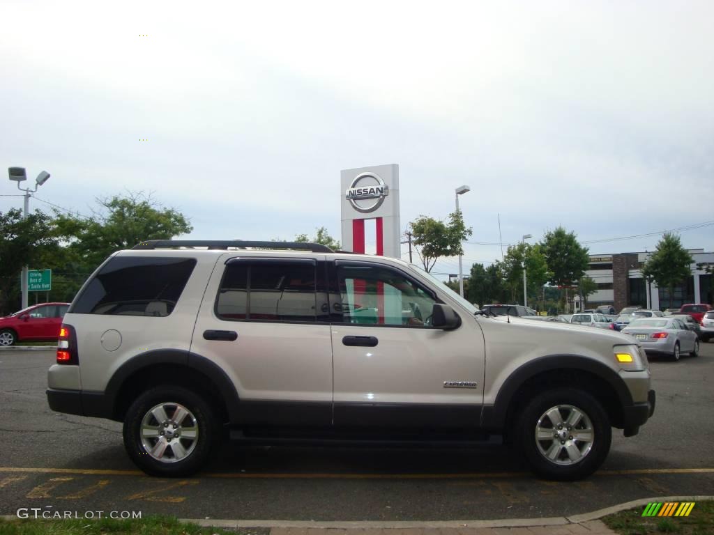 2006 Explorer XLT 4x4 - Silver Birch Metallic / Camel photo #12