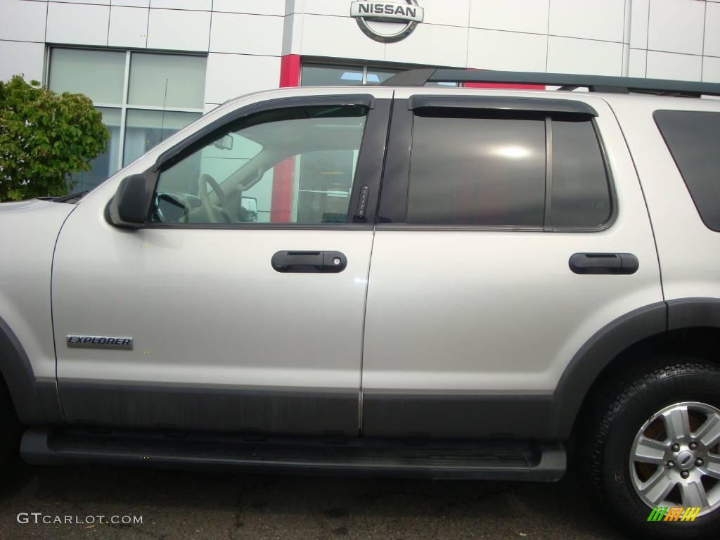 2006 Explorer XLT 4x4 - Silver Birch Metallic / Camel photo #17