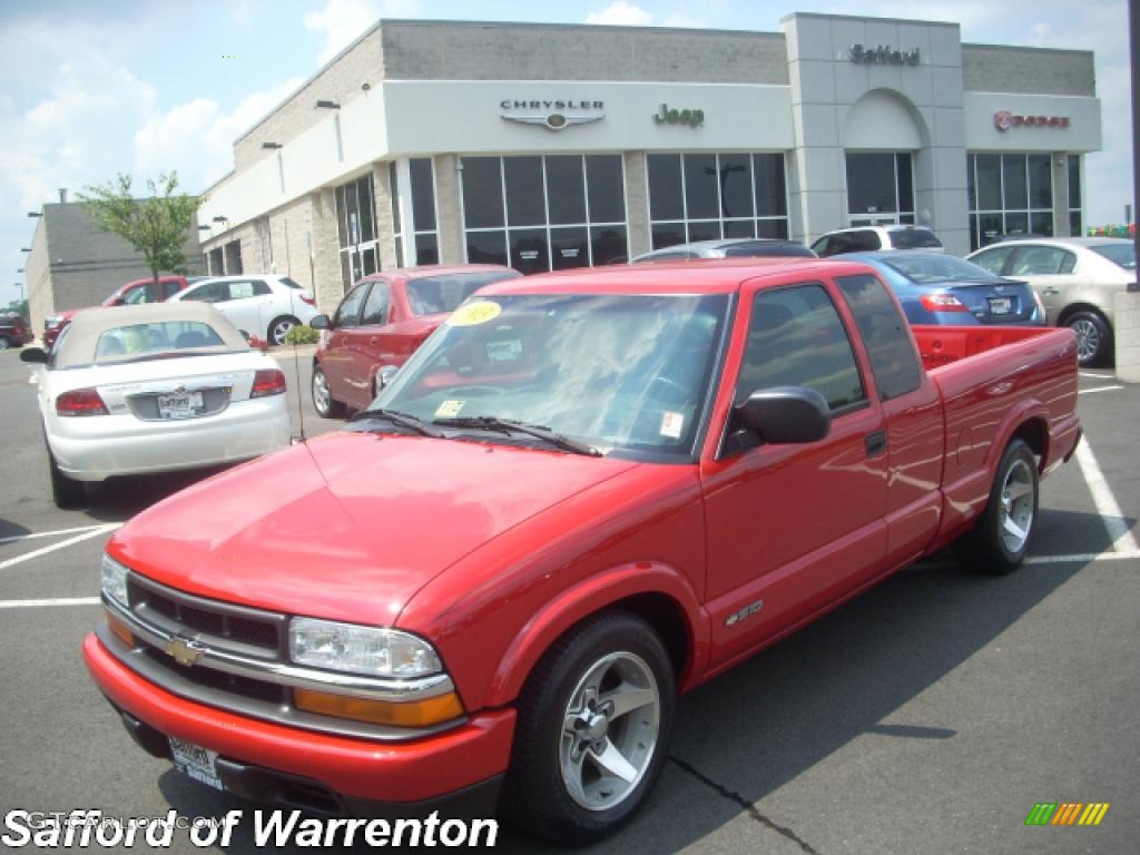 2003 S10 LS Extended Cab - Victory Red / Graphite photo #1