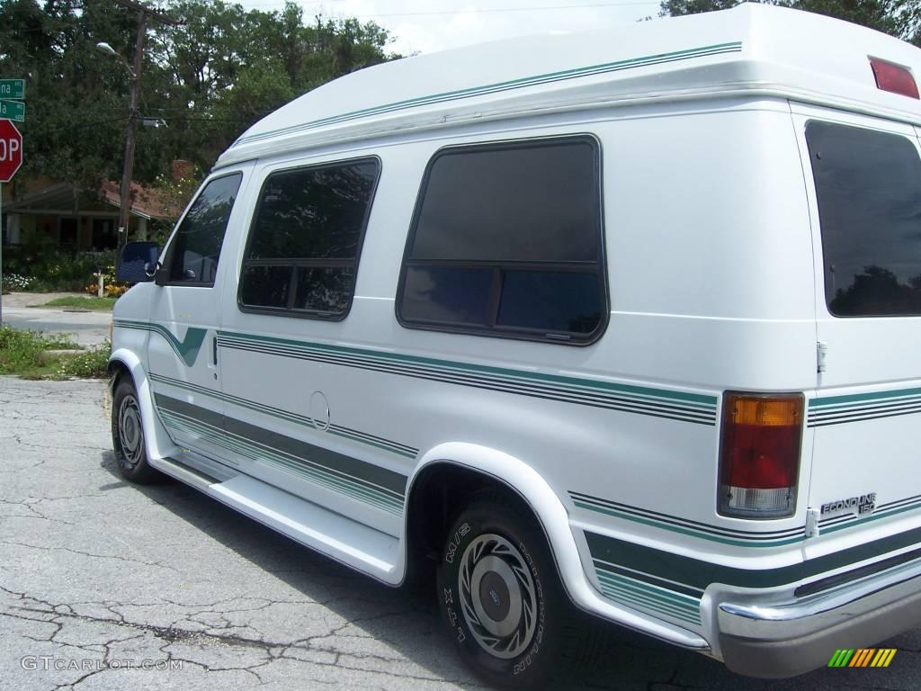1994 Econoline E150 Passenger Van - White / Blue photo #9