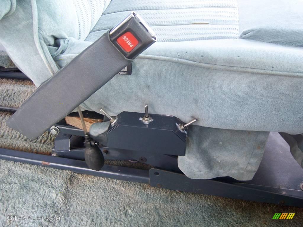 1994 Econoline E150 Passenger Van - White / Blue photo #20