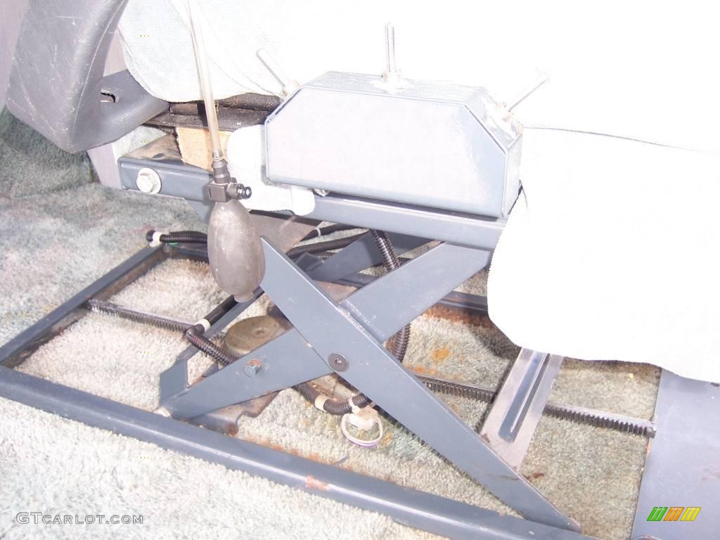 1994 Econoline E150 Passenger Van - White / Blue photo #21