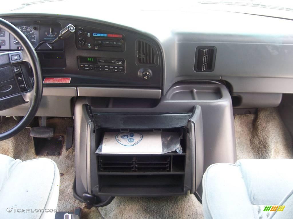 1994 Econoline E150 Passenger Van - White / Blue photo #24