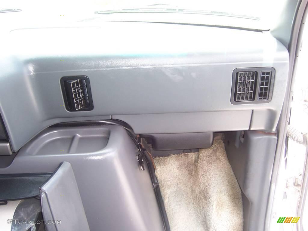 1994 Econoline E150 Passenger Van - White / Blue photo #25