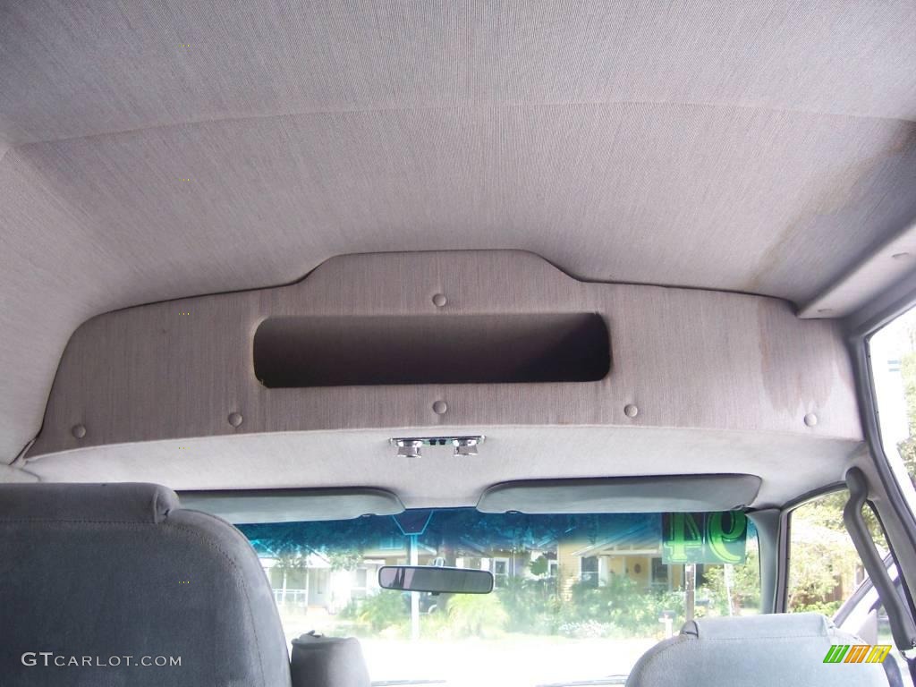 1994 Econoline E150 Passenger Van - White / Blue photo #30