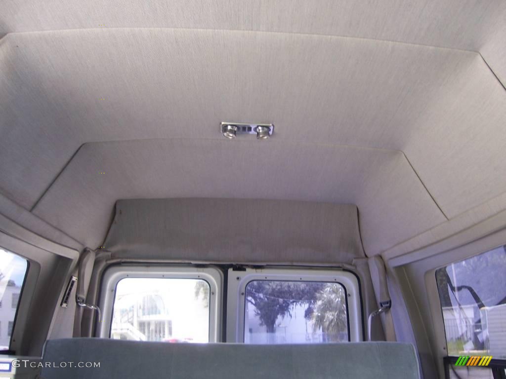 1994 Econoline E150 Passenger Van - White / Blue photo #31