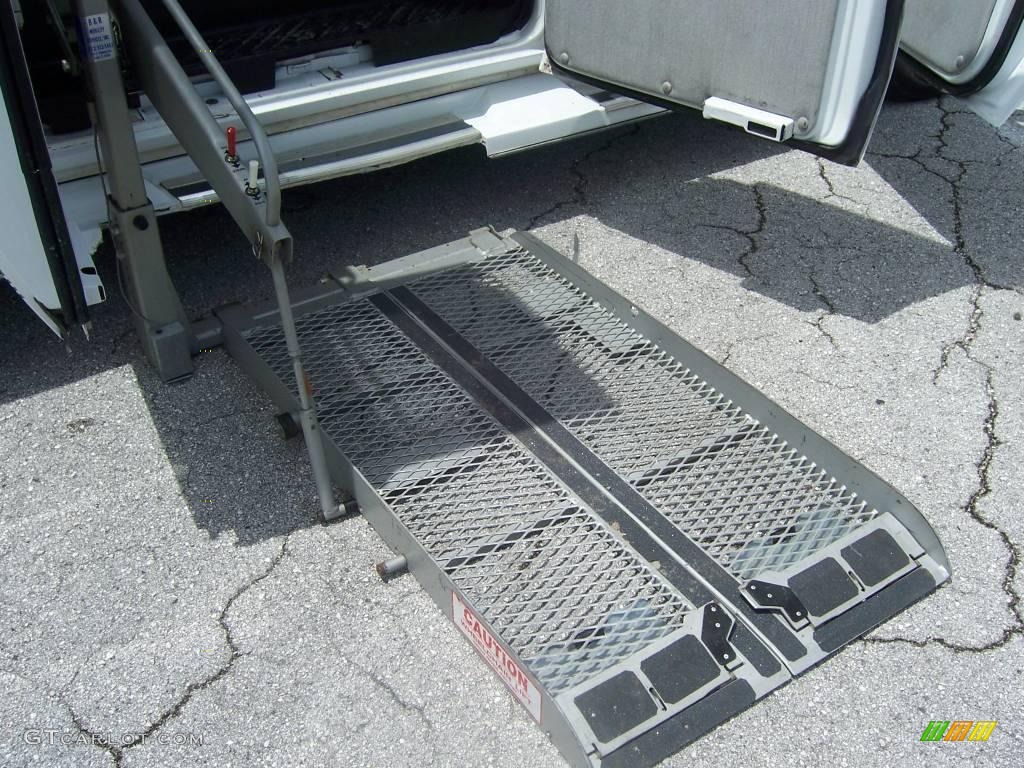 1994 Econoline E150 Passenger Van - White / Blue photo #34