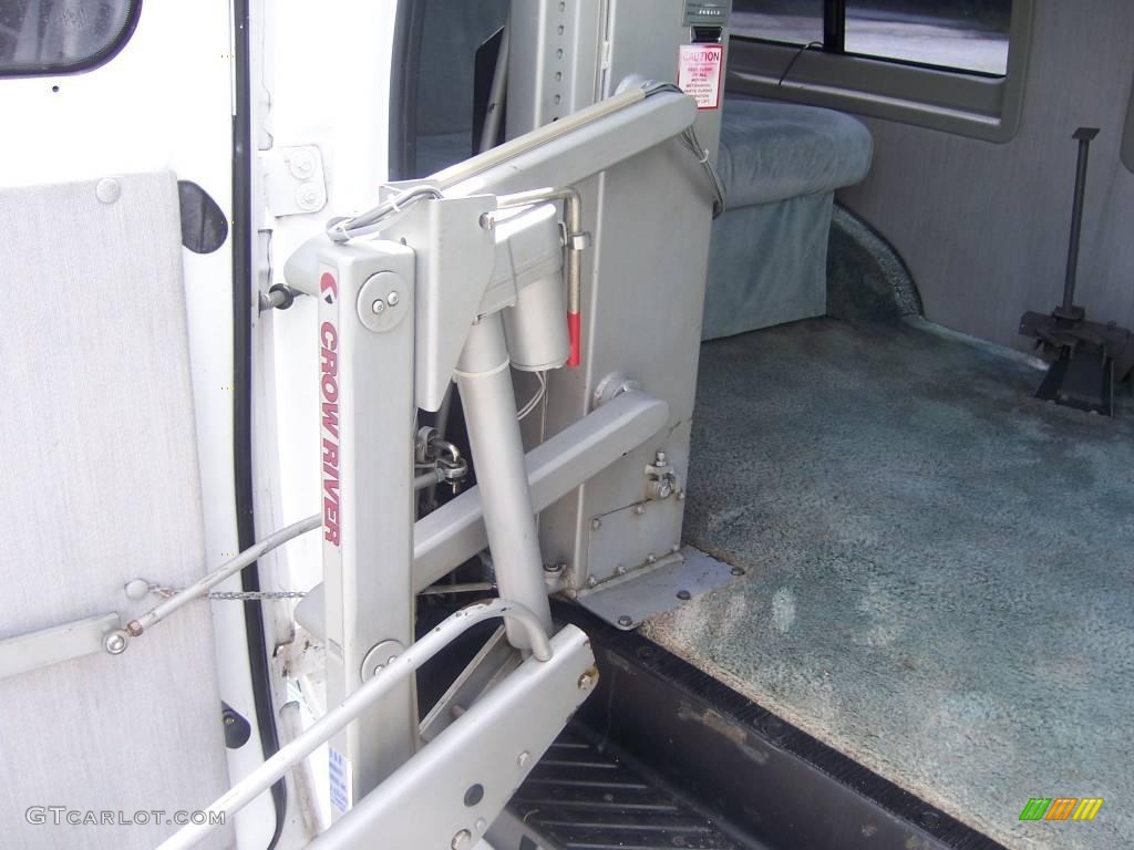1994 Econoline E150 Passenger Van - White / Blue photo #36