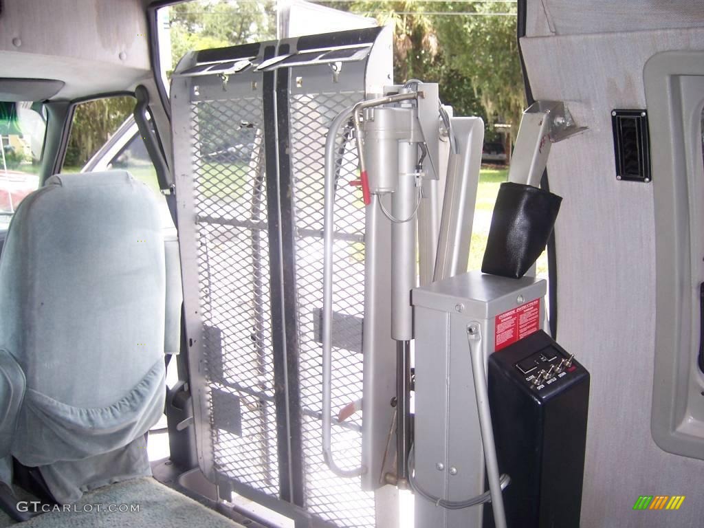 1994 Econoline E150 Passenger Van - White / Blue photo #38
