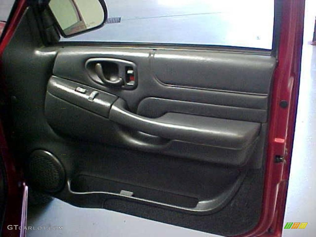 2001 Blazer LT 4x4 - Majestic Red Metallic / Graphite photo #8