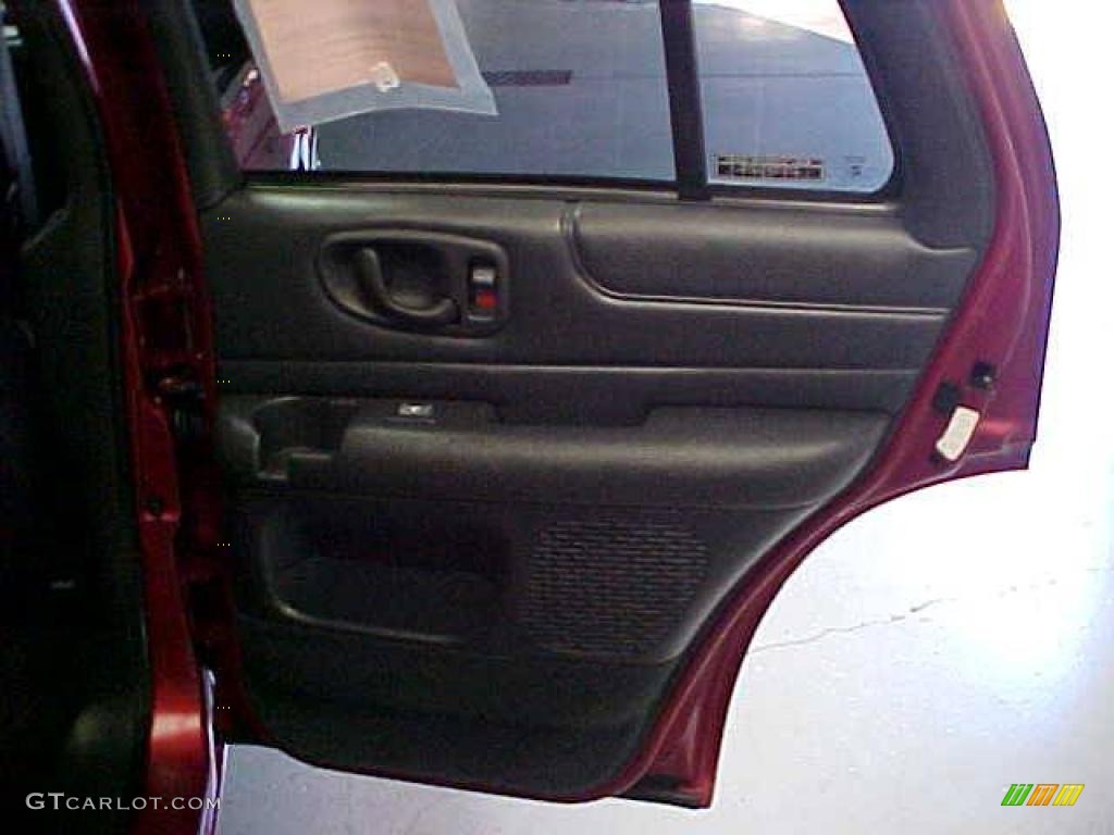 2001 Blazer LT 4x4 - Majestic Red Metallic / Graphite photo #12