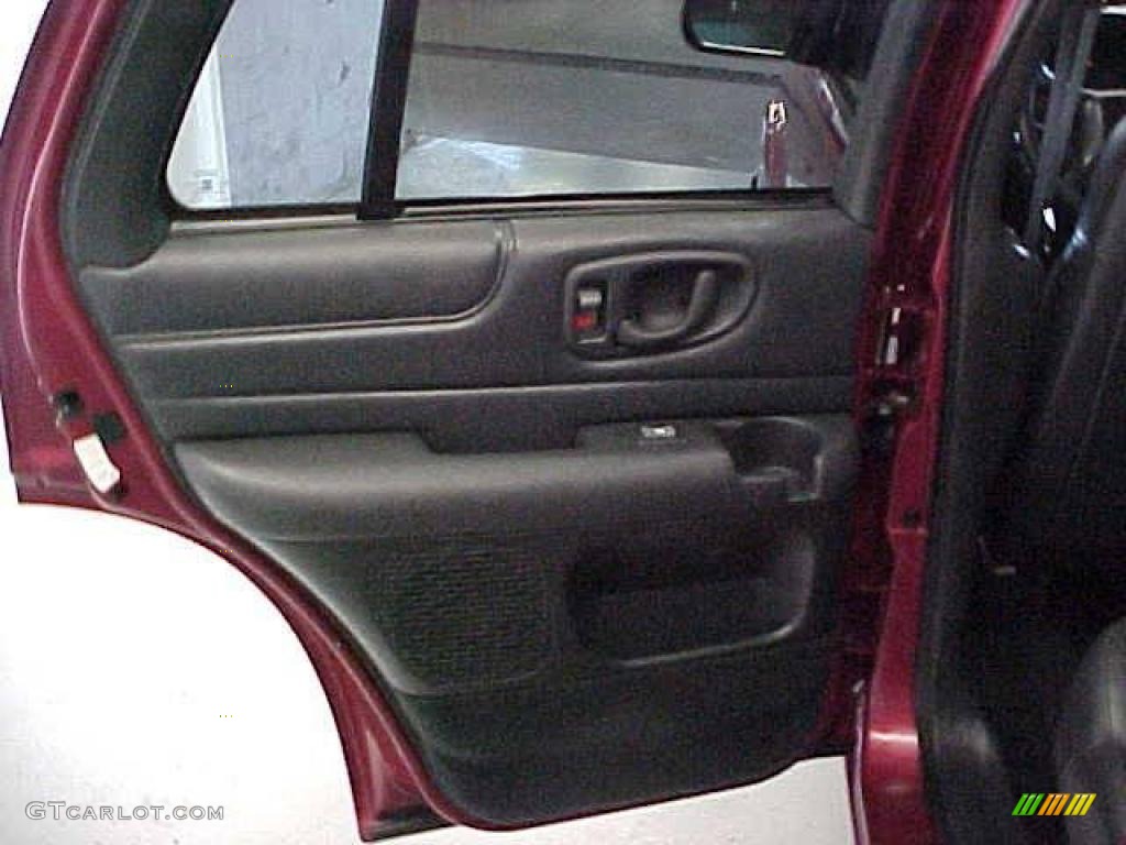 2001 Blazer LT 4x4 - Majestic Red Metallic / Graphite photo #17
