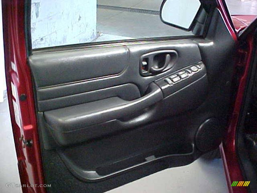 2001 Blazer LT 4x4 - Majestic Red Metallic / Graphite photo #19