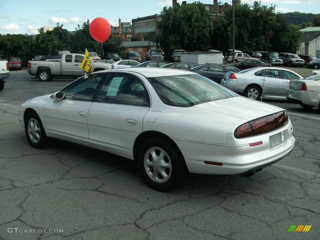 1996 Aurora 4.0 - Bright White / Dark Gray photo #4