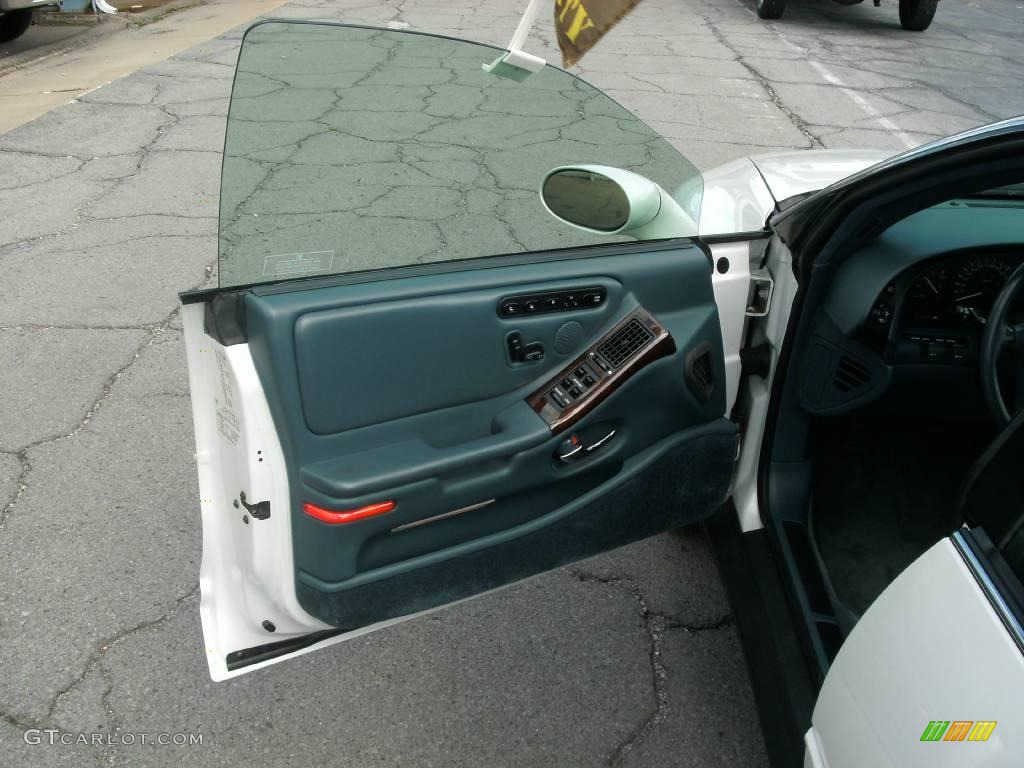 1996 Aurora 4.0 - Bright White / Dark Gray photo #6