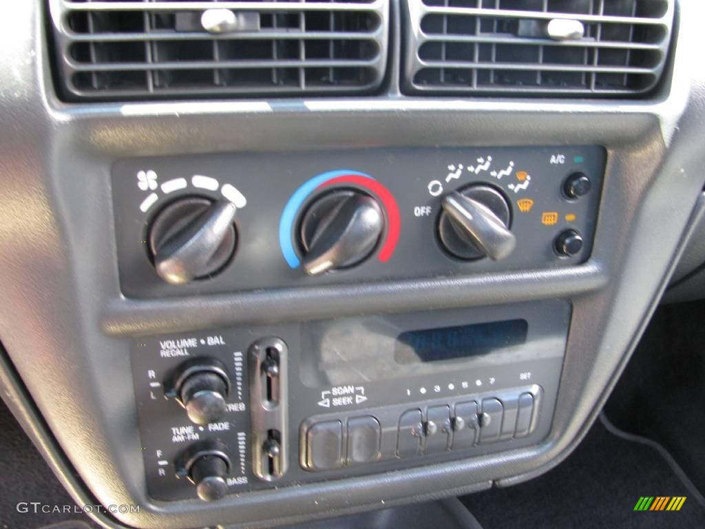 1996 Chevrolet Cavalier LS Sedan Controls Photo #17274714