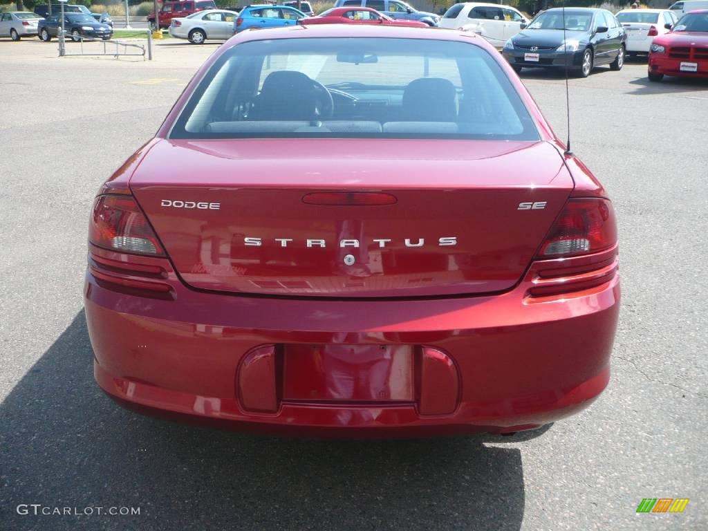 2004 Stratus SE Sedan - Inferno Red Pearlcoat / Dark Slate Gray photo #4