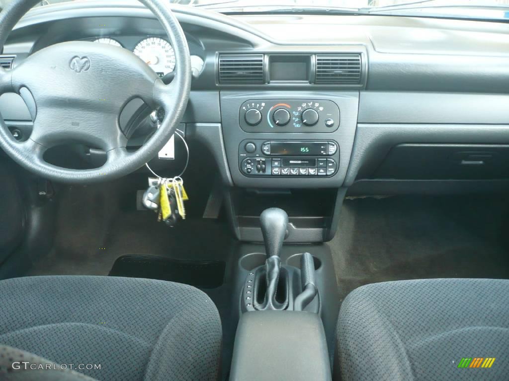 2004 Stratus SE Sedan - Inferno Red Pearlcoat / Dark Slate Gray photo #10