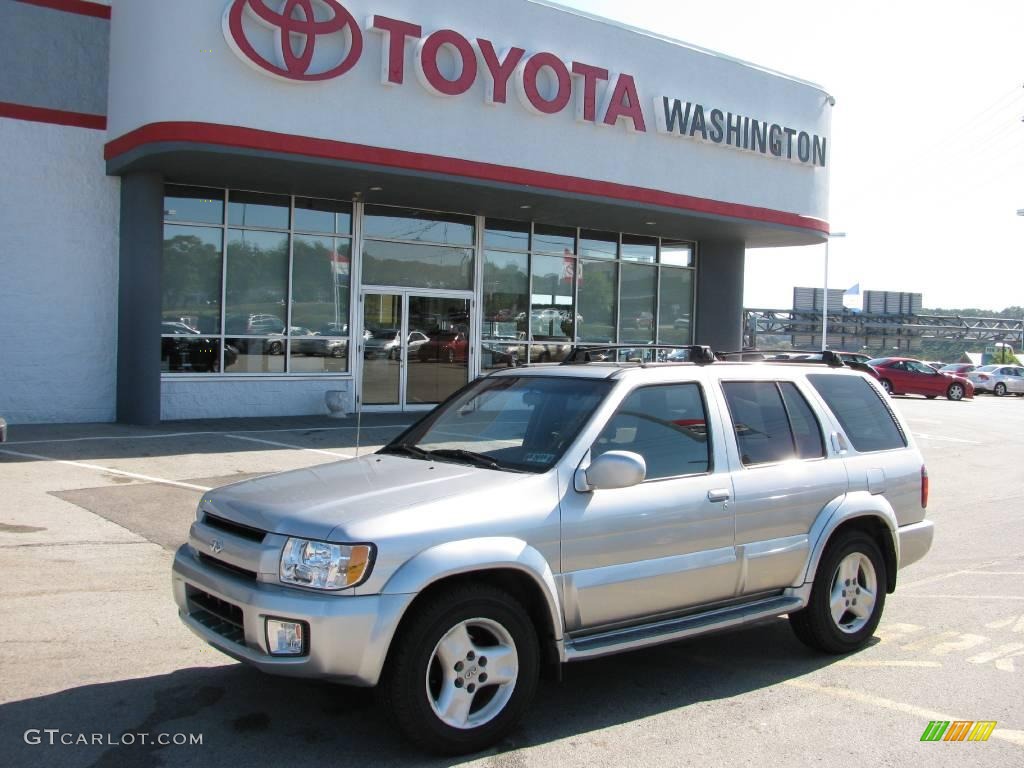 2002 QX4 4x4 - Brilliant Silver Metallic / Graphite photo #1