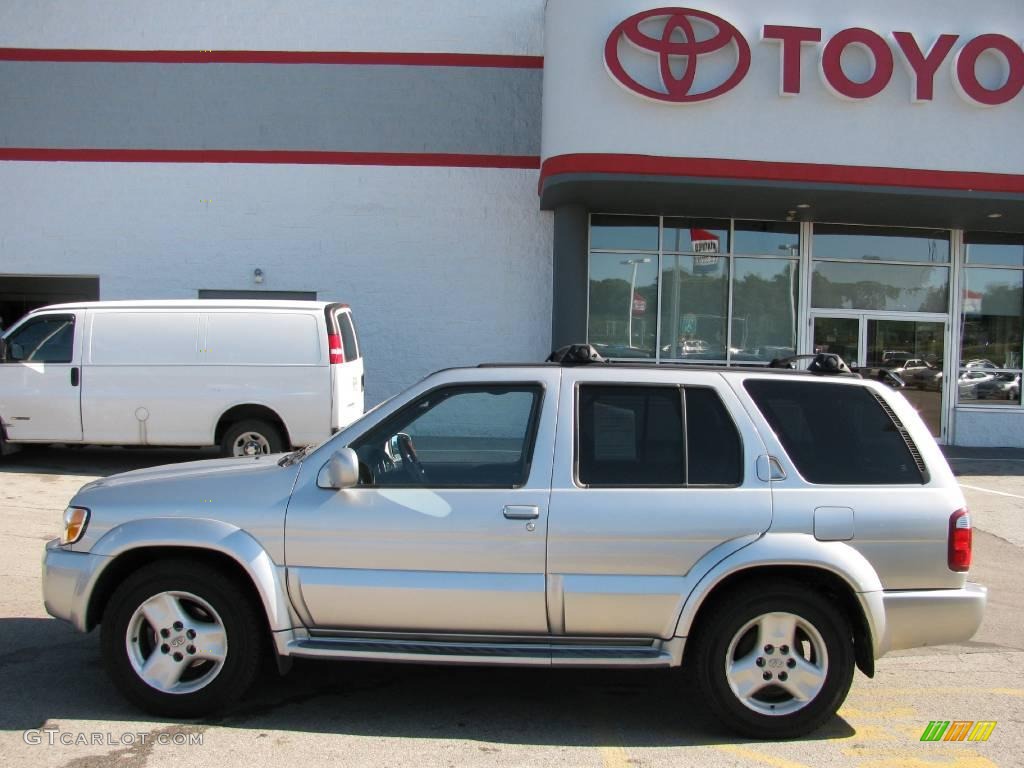 2002 QX4 4x4 - Brilliant Silver Metallic / Graphite photo #2