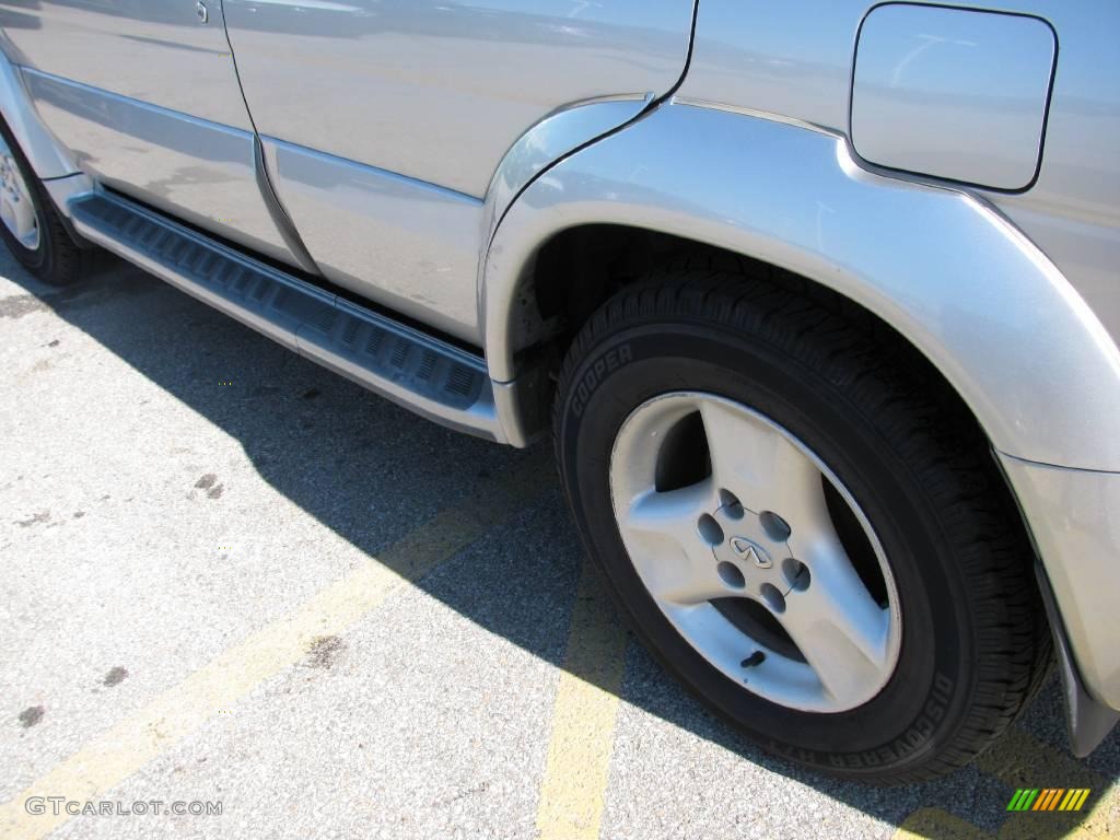 2002 QX4 4x4 - Brilliant Silver Metallic / Graphite photo #3