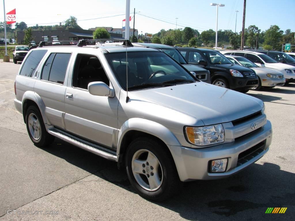 2002 QX4 4x4 - Brilliant Silver Metallic / Graphite photo #8